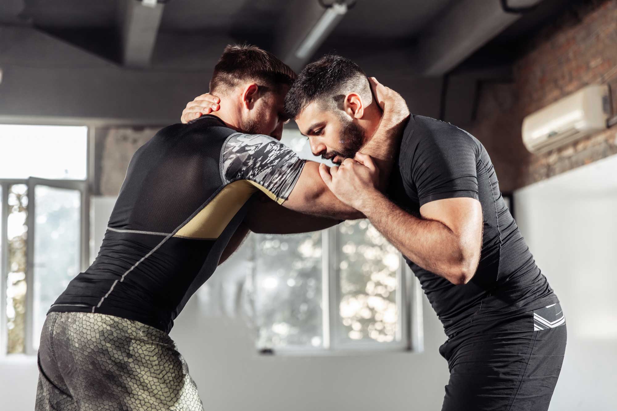 entrenamiento de combate de dos luchadores de mma atleticos en el gimnasio artes marciales lucha 01